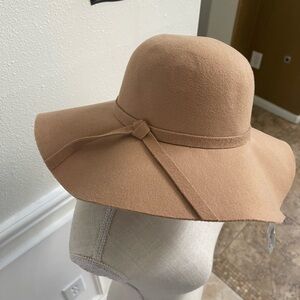 🛍️3/$25 SALE🛍️ Camel Floppy Felt Hat with Knot Band